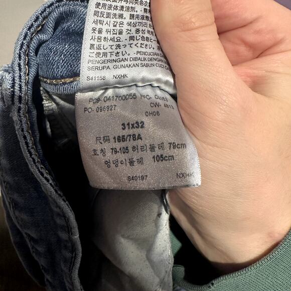Levi’s Demi Curve Mid Rise Straight Leg Jeans Size 31x32 Medium Wash - Picture 7 of 8